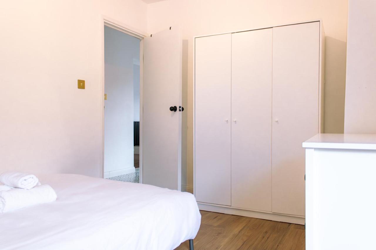 Nice 4 Bedroom Apartment Near City Centre 2-Min Walk To Metro !! Business & Family Friendly!! 런던 외부 사진