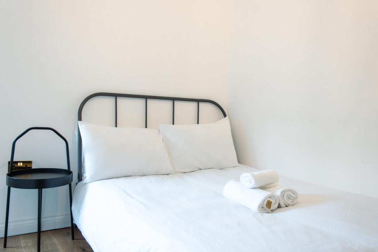 Nice 4 Bedroom Apartment Near City Centre 2-Min Walk To Metro !! Business & Family Friendly!! 런던 외부 사진