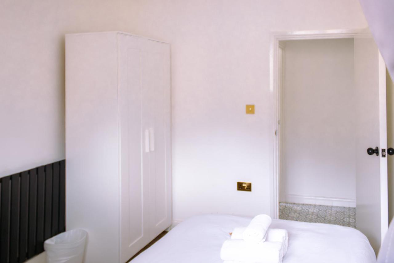 Nice 4 Bedroom Apartment Near City Centre 2-Min Walk To Metro !! Business & Family Friendly!! 런던 외부 사진