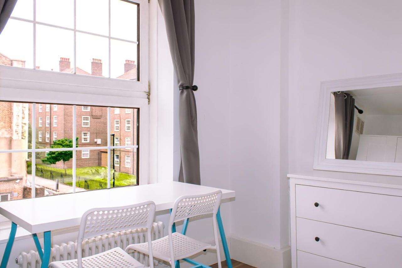 Nice 4 Bedroom Apartment Near City Centre 2-Min Walk To Metro !! Business & Family Friendly!! 런던 외부 사진