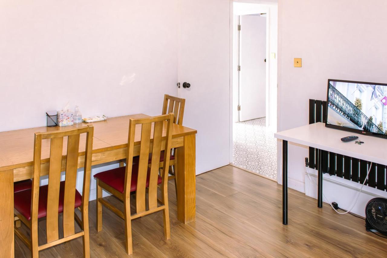Nice 4 Bedroom Apartment Near City Centre 2-Min Walk To Metro !! Business & Family Friendly!! 런던 외부 사진