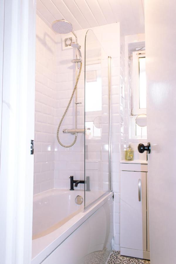 Nice 4 Bedroom Apartment Near City Centre 2-Min Walk To Metro !! Business & Family Friendly!! 런던 외부 사진