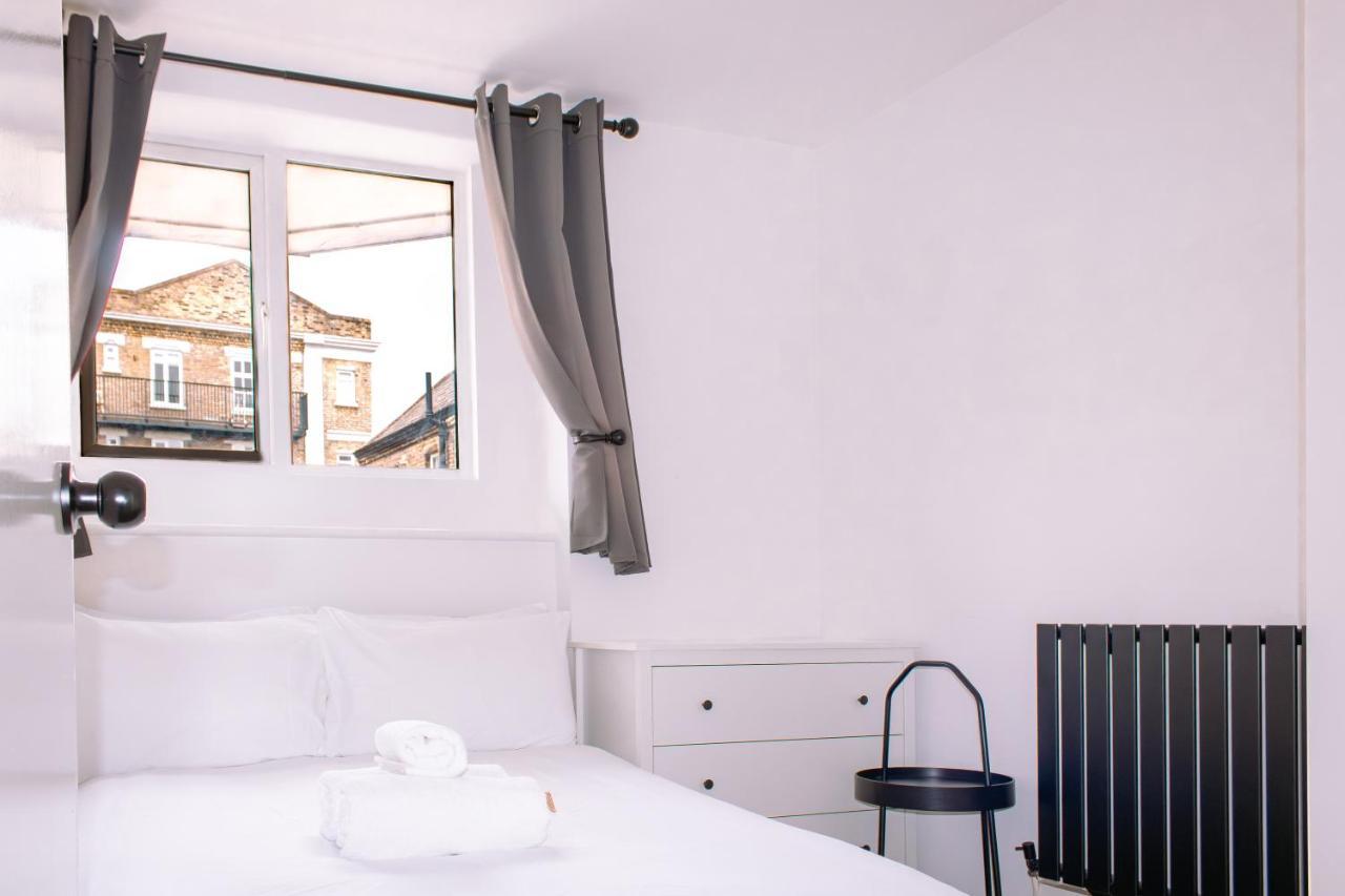 Nice 4 Bedroom Apartment Near City Centre 2-Min Walk To Metro !! Business & Family Friendly!! 런던 외부 사진