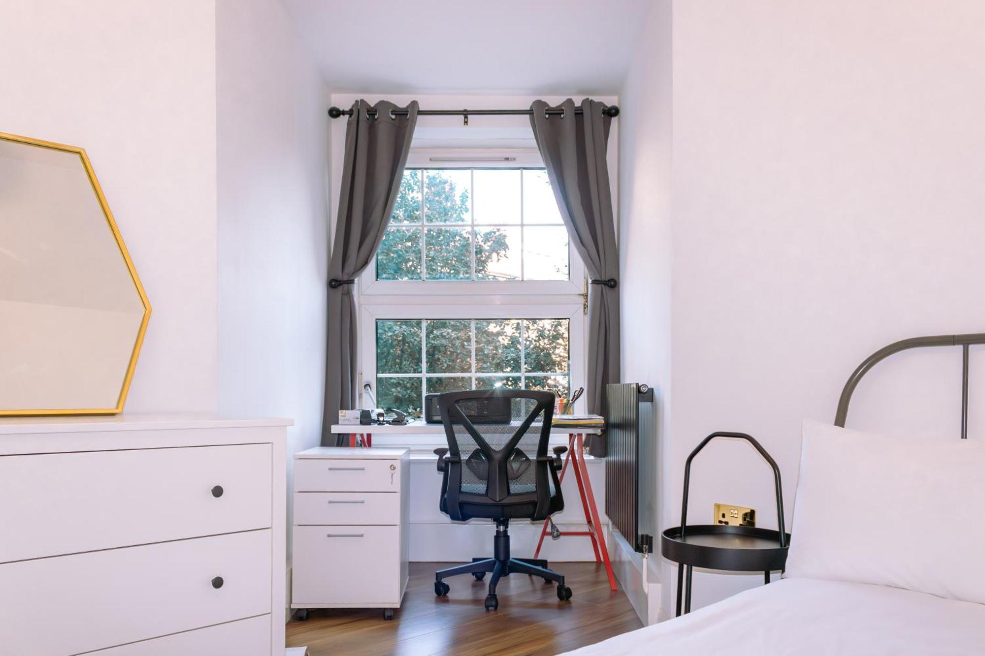 Nice 4 Bedroom Apartment Near City Centre 2-Min Walk To Metro !! Business & Family Friendly!! 런던 외부 사진