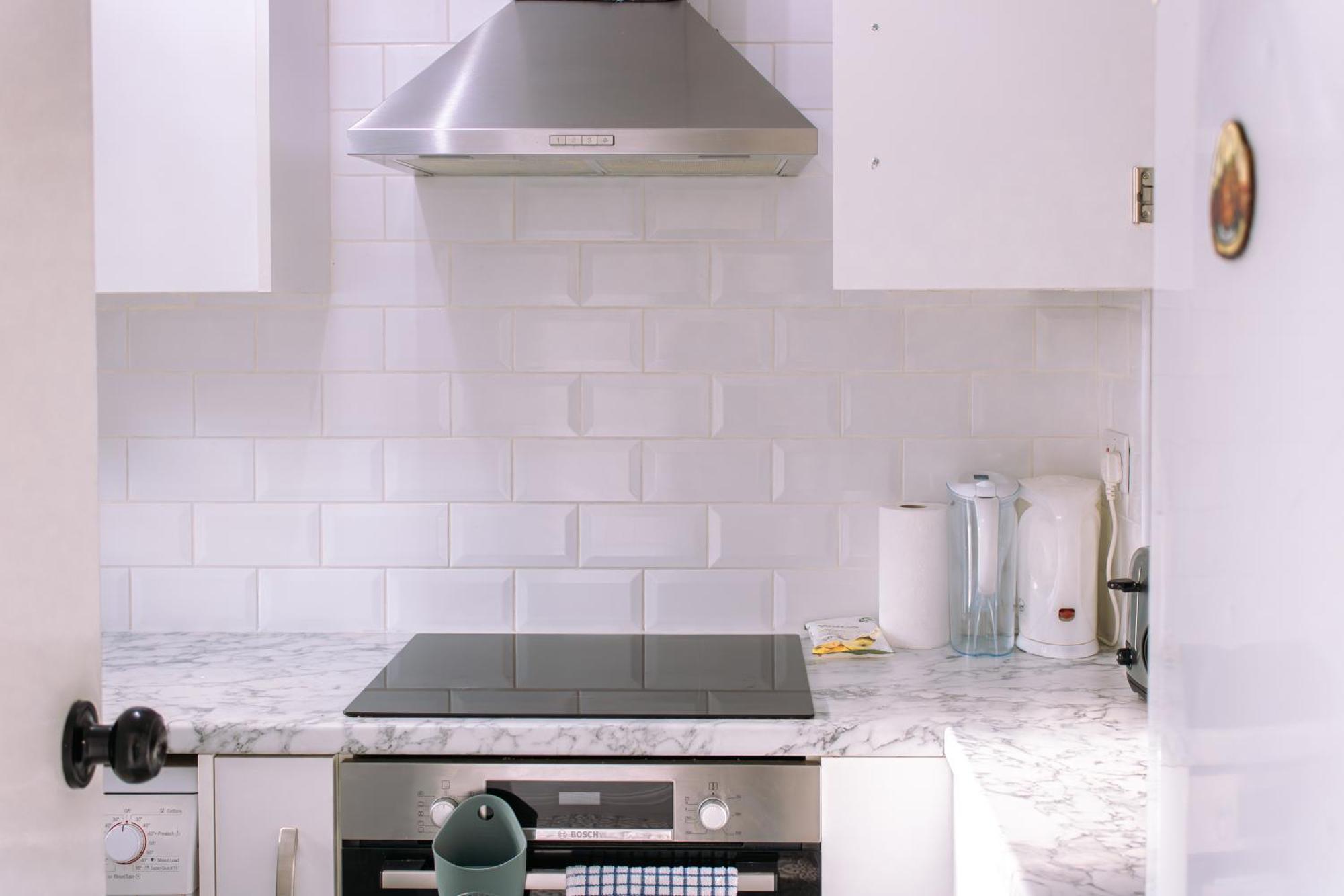 Nice 4 Bedroom Apartment Near City Centre 2-Min Walk To Metro !! Business & Family Friendly!! 런던 외부 사진