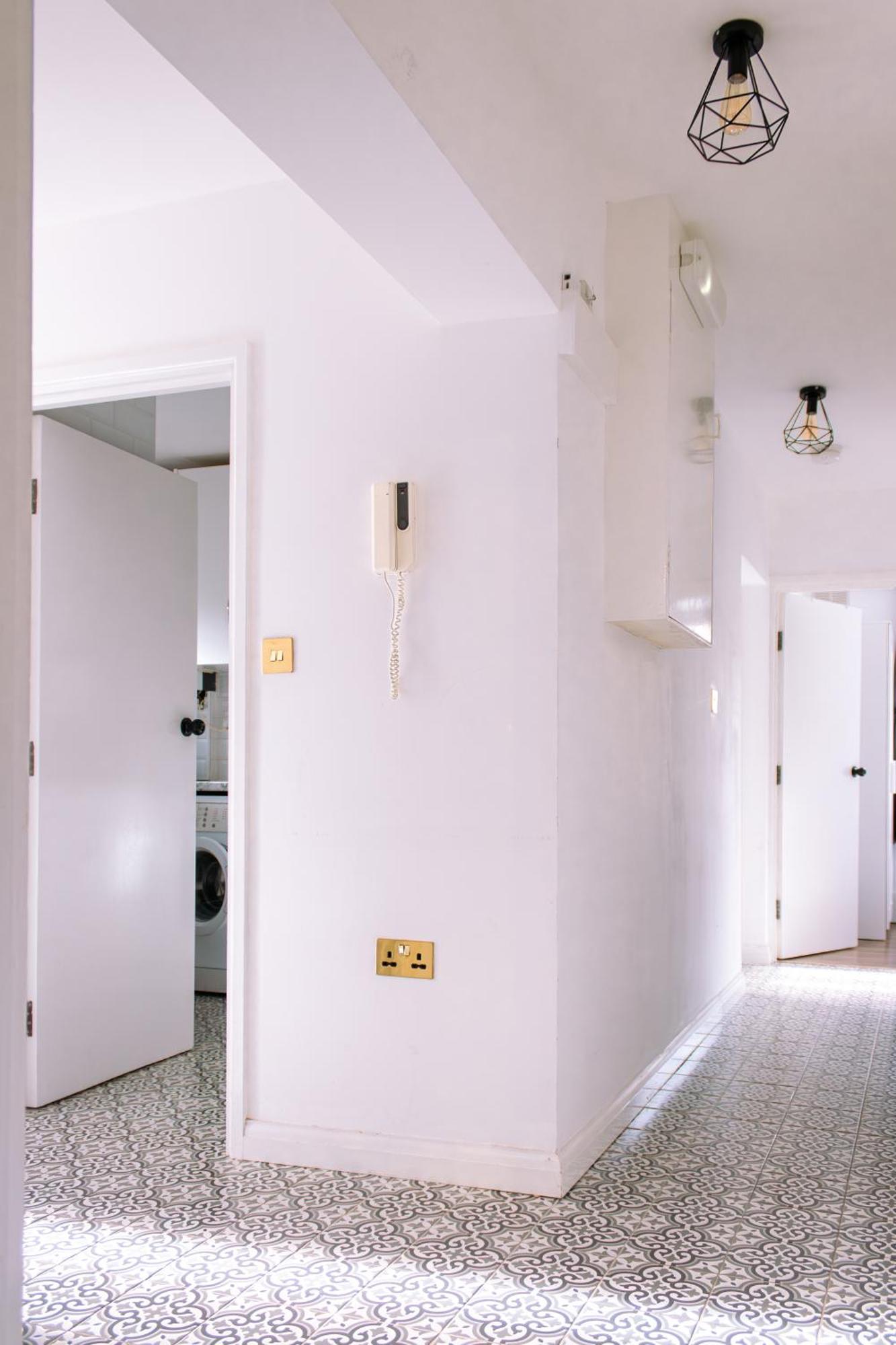 Nice 4 Bedroom Apartment Near City Centre 2-Min Walk To Metro !! Business & Family Friendly!! 런던 외부 사진